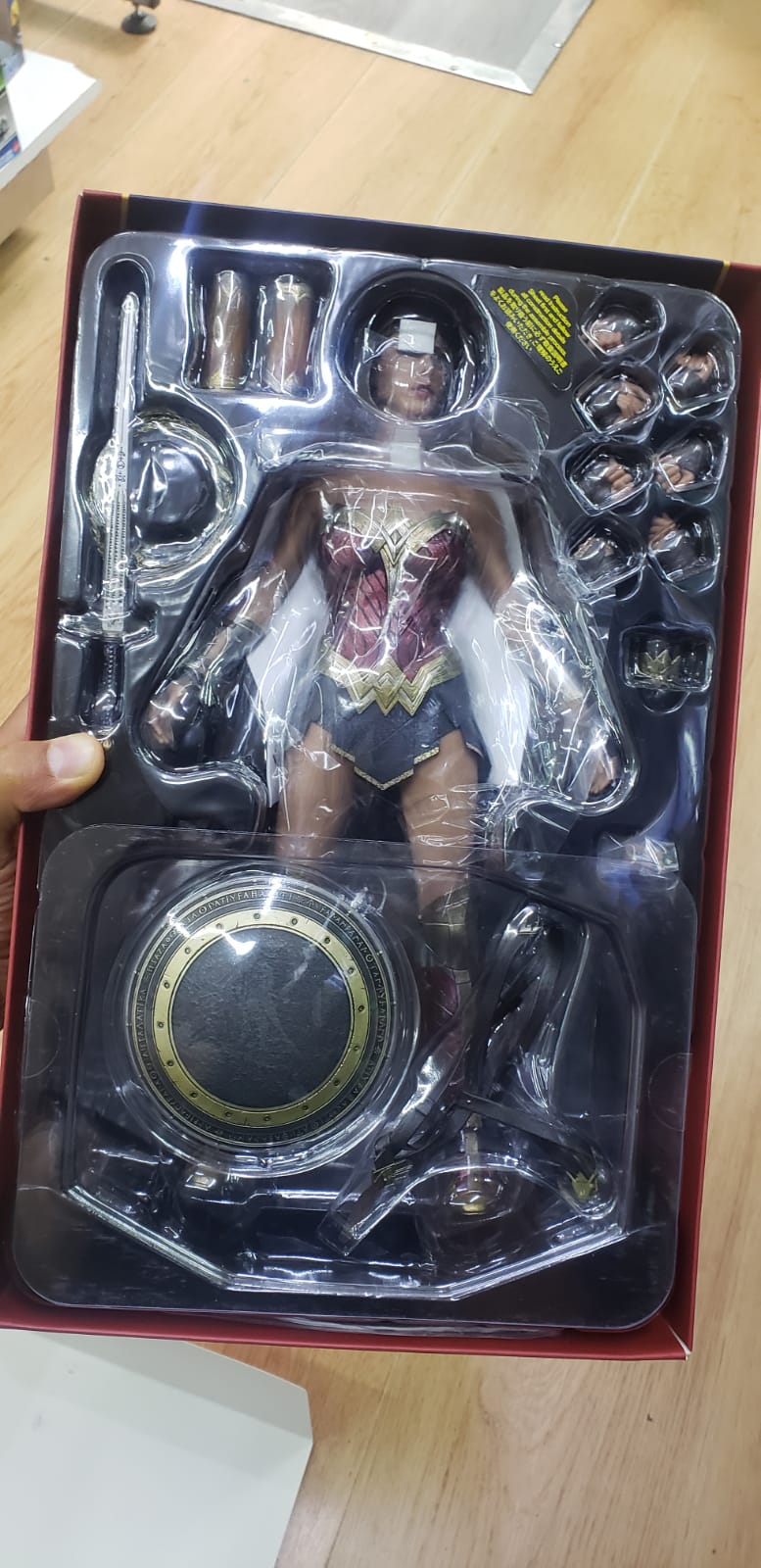 Figura Hot toy mujer maravilla pelicula batman vs superman dawn of justice