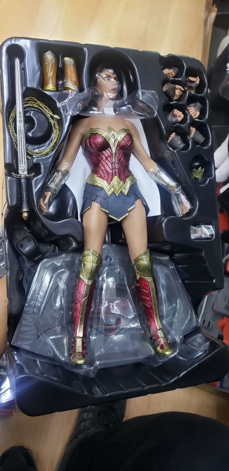 Figura Hot toy mujer maravilla pelicula batman vs superman dawn of justice
