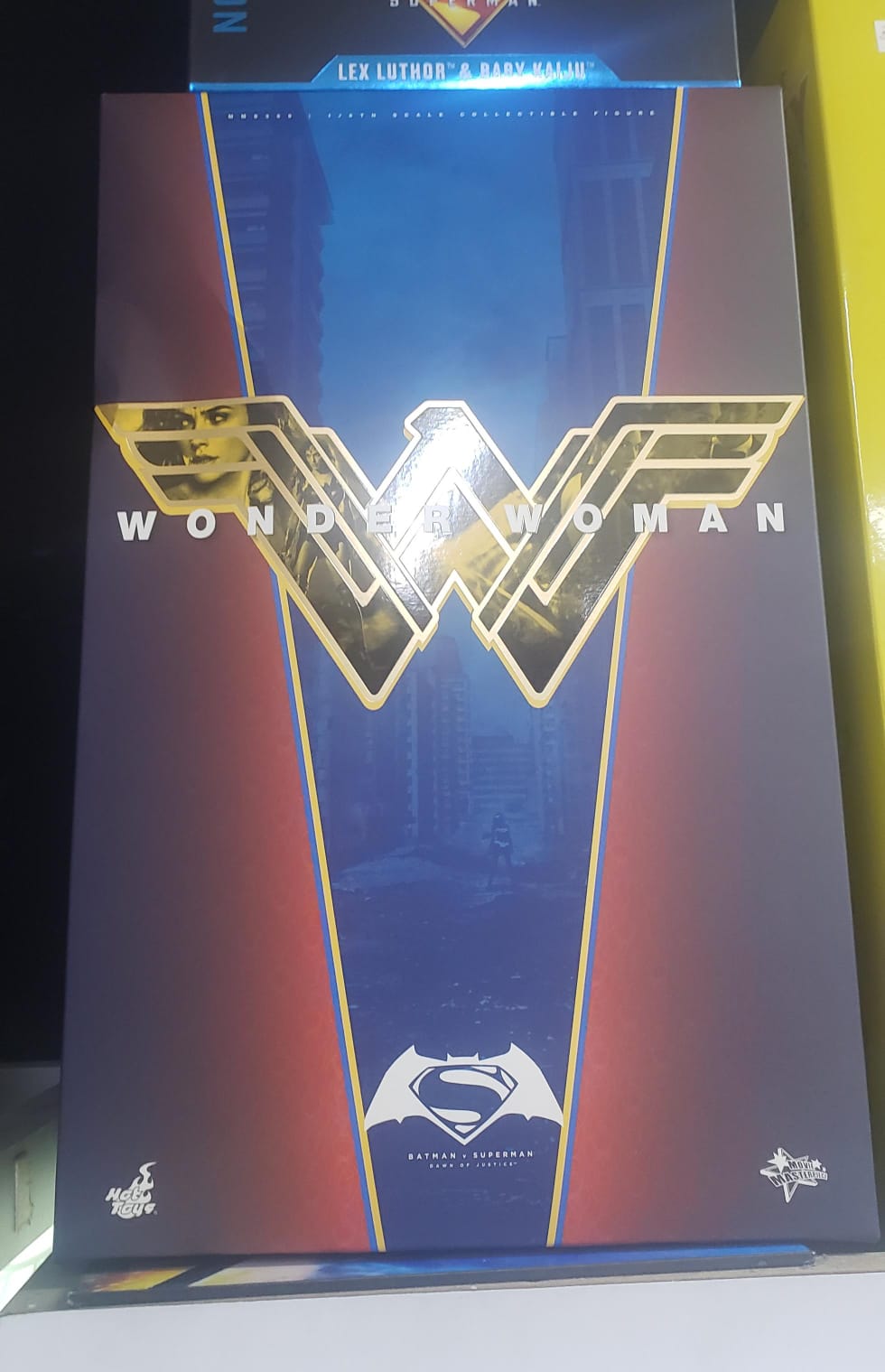 Figura Hot toy mujer maravilla pelicula batman vs superman dawn of justice